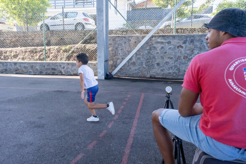 Direction le quartier de l’Éperon pour une dizaine de jeunes ce mardi 16 mai 2023. Toutes et tous participent à une opération d'athlétisme d’ultra-proximité au plus près de chez eux.