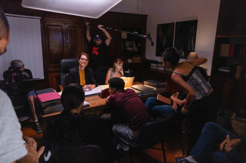 L’Hôtel de Ville de Saint-Paul accueille ce mardi 16 mai 2023 le tournage du premier long-métrage du réalisateur Réunionnais, Grégory LUCILLY. Intitulée Maman veut pu, cette œuvre a en partie été tournée dans différents spots de la commune : à Saint-Gilles-les-Bains mais aussi au stade SABIANI.