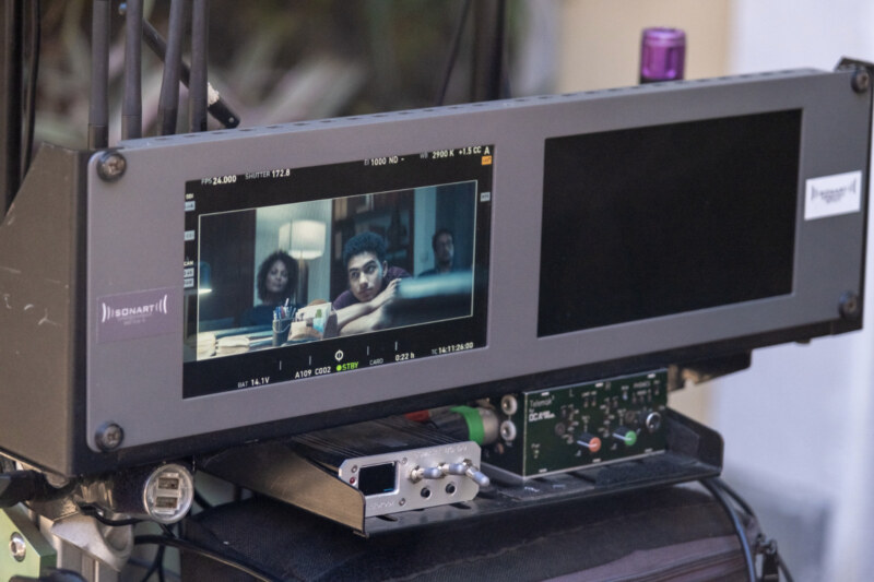 L’Hôtel de Ville de Saint-Paul accueille ce mardi 16 mai 2023 le tournage du premier long-métrage du réalisateur Réunionnais, Grégory LUCILLY. Intitulée Maman veut pu, cette œuvre a en partie été tournée dans différents spots de la commune : à Saint-Gilles-les-Bains mais aussi au stade SABIANI.