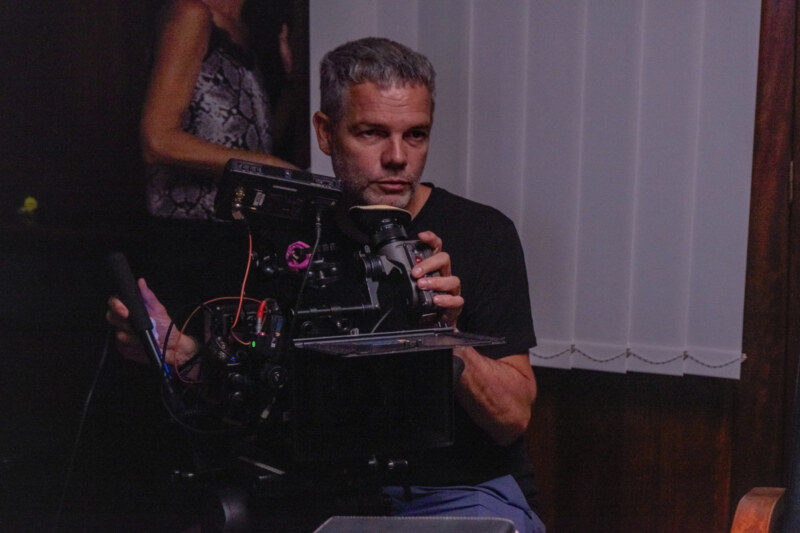L’Hôtel de Ville de Saint-Paul accueille ce mardi 16 mai 2023 le tournage du premier long-métrage du réalisateur Réunionnais, Grégory LUCILLY. Intitulée Maman veut pu, cette œuvre a en partie été tournée dans différents spots de la commune : à Saint-Gilles-les-Bains mais aussi au stade SABIANI.
