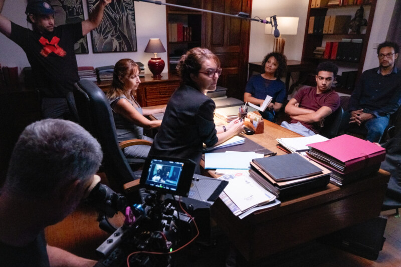 L’Hôtel de Ville de Saint-Paul accueille ce mardi 16 mai 2023 le tournage du premier long-métrage du réalisateur Réunionnais, Grégory LUCILLY. Intitulée Maman veut pu, cette œuvre a en partie été tournée dans différents spots de la commune : à Saint-Gilles-les-Bains mais aussi au stade SABIANI.
