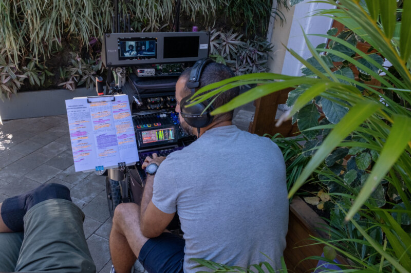 L’Hôtel de Ville de Saint-Paul accueille ce mardi 16 mai 2023 le tournage du premier long-métrage du réalisateur Réunionnais, Grégory LUCILLY. Intitulée Maman veut pu, cette œuvre a en partie été tournée dans différents spots de la commune : à Saint-Gilles-les-Bains mais aussi au stade SABIANI.