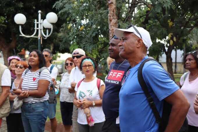 Un groupe de séniors est parti à la découverte du patrimoine de Saint-Paul, Ville d'Art et d'Histoire, ce mercredi 17 mai 2023. Ce stage intitulé Oxy Génération fait partie de l’opération Bouger Ô séniors. Ces zarboutan ont ainsi visité le centre-ville historique, en passant par la Place du Débarcadère et le jardin de l'Hôtel de Ville.