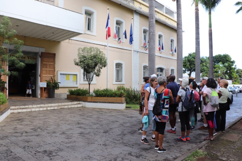 Un groupe de séniors est parti à la découverte du patrimoine de Saint-Paul, Ville d'Art et d'Histoire, ce mercredi 17 mai 2023. Ce stage intitulé Oxy Génération fait partie de l’opération Bouger Ô séniors. Ces zarboutan ont ainsi visité le centre-ville historique, en passant par la Place du Débarcadère et le jardin de l'Hôtel de Ville.