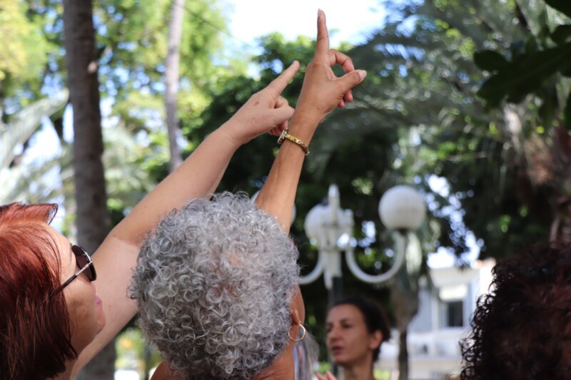 Un groupe de séniors est parti à la découverte du patrimoine de Saint-Paul, Ville d'Art et d'Histoire, ce mercredi 17 mai 2023. Ce stage intitulé Oxy Génération fait partie de l’opération Bouger Ô séniors. Ces zarboutan ont ainsi visité le centre-ville historique, en passant par la Place du Débarcadère et le jardin de l'Hôtel de Ville.