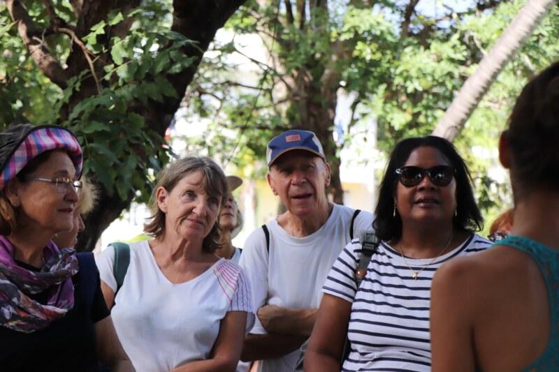 Un groupe de séniors est parti à la découverte du patrimoine de Saint-Paul, Ville d'Art et d'Histoire, ce mercredi 17 mai 2023. Ce stage intitulé Oxy Génération fait partie de l’opération Bouger Ô séniors. Ces zarboutan ont ainsi visité le centre-ville historique, en passant par la Place du Débarcadère et le jardin de l'Hôtel de Ville.