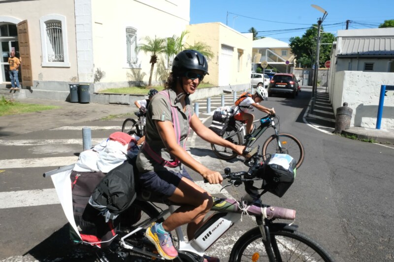 Saint-Paul accueille une étape du tour de l’île à vélo réalisé par Mélodie MARTINEAU, et ses deux fils de 8 et 10 ans, pour sensibiliser à l’autisme.