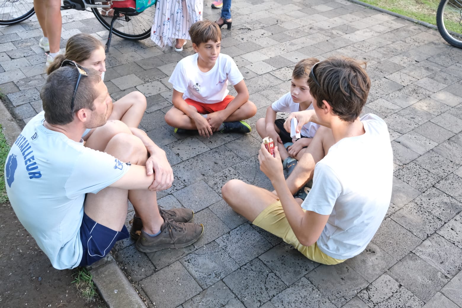 Saint-Paul accueille une étape du tour de l’île à vélo réalisé par Mélodie MARTINEAU, et ses deux fils de 8 et 10 ans, pour sensibiliser à l’autisme.