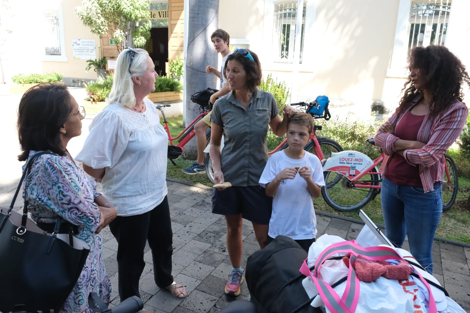 Saint-Paul accueille une étape du tour de l’île à vélo réalisé par Mélodie MARTINEAU, et ses deux fils de 8 et 10 ans, pour sensibiliser à l’autisme.