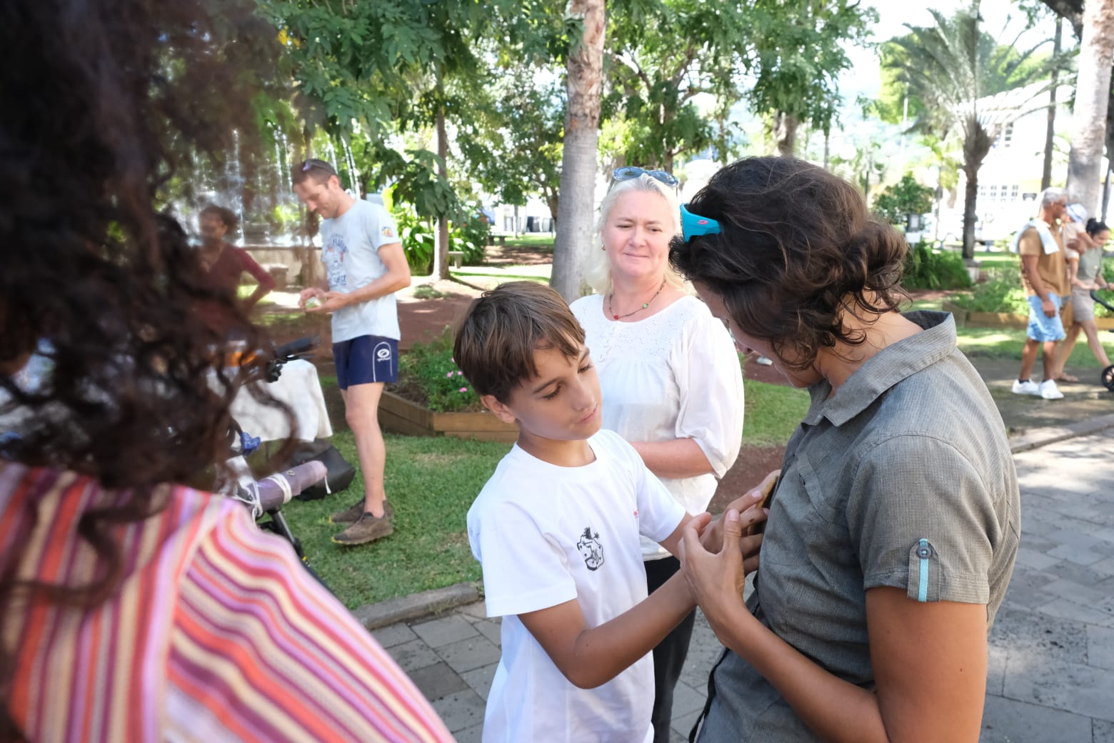 Saint-Paul accueille une étape du tour de l’île à vélo réalisé par Mélodie MARTINEAU, et ses deux fils de 8 et 10 ans, pour sensibiliser à l’autisme.