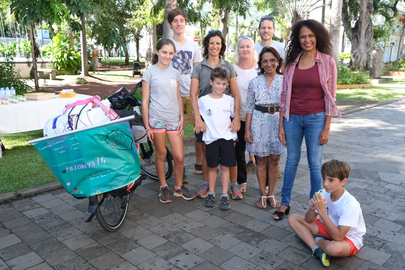 Saint-Paul accueille une étape du tour de l’île à vélo réalisé par Mélodie MARTINEAU, et ses deux fils de 8 et 10 ans, pour sensibiliser à l’autisme.