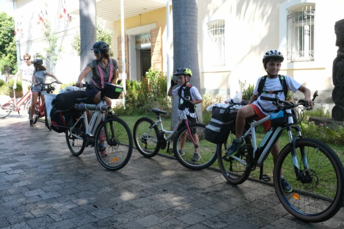 Saint-Paul accueille une étape du tour de l’île à vélo réalisé par Mélodie MARTINEAU, et ses deux fils de 8 et 10 ans, pour sensibiliser à l’autisme.