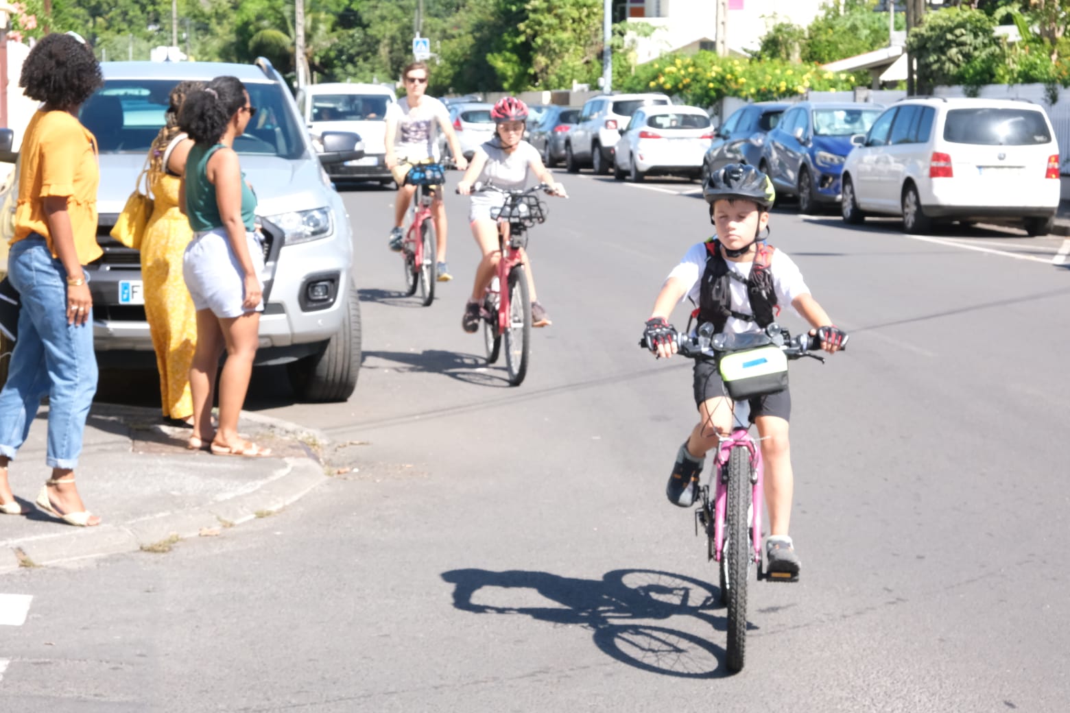 Saint-Paul accueille une étape du tour de l’île à vélo réalisé par Mélodie MARTINEAU, et ses deux fils de 8 et 10 ans, pour sensibiliser à l’autisme.