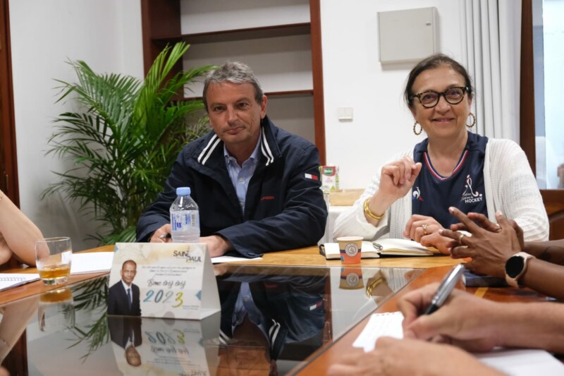 L'Adjoint aux Sports, Patrick LEGROS, reçoit des invités prestigieux ce jeudi 25 mai 2023 à l’Hôtel de Ville. La Présidente de la Fédération française de hockey, Isabelle JOUIN, le vice-président en charge du développement, Yves RÉGNIER, et la cadre technique, Géraldine BONENFANT, viennent échanger sur le développement de ce sport sur le territoire mais aussi à l’échelle de La Réunion.