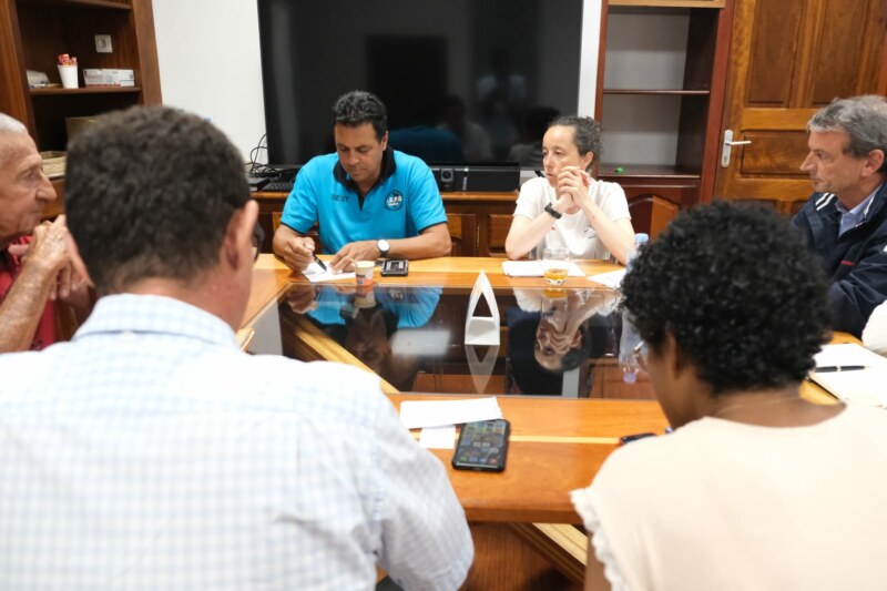 L'Adjoint aux Sports, Patrick LEGROS, reçoit des invités prestigieux ce jeudi 25 mai 2023 à l’Hôtel de Ville. La Présidente de la Fédération française de hockey, Isabelle JOUIN, le vice-président en charge du développement, Yves RÉGNIER, et la cadre technique, Géraldine BONENFANT, viennent échanger sur le développement de ce sport sur le territoire mais aussi à l’échelle de La Réunion.