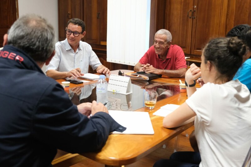 L'Adjoint aux Sports, Patrick LEGROS, reçoit des invités prestigieux ce jeudi 25 mai 2023 à l’Hôtel de Ville. La Présidente de la Fédération française de hockey, Isabelle JOUIN, le vice-président en charge du développement, Yves RÉGNIER, et la cadre technique, Géraldine BONENFANT, viennent échanger sur le développement de ce sport sur le territoire mais aussi à l’échelle de La Réunion.