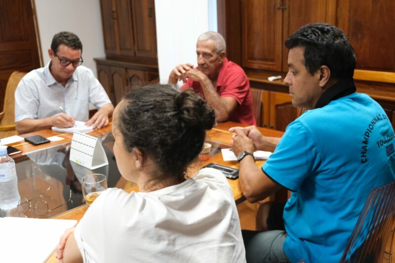L'Adjoint aux Sports, Patrick LEGROS, reçoit des invités prestigieux ce jeudi 25 mai 2023 à l’Hôtel de Ville. La Présidente de la Fédération française de hockey, Isabelle JOUIN, le vice-président en charge du développement, Yves RÉGNIER, et la cadre technique, Géraldine BONENFANT, viennent échanger sur le développement de ce sport sur le territoire mais aussi à l’échelle de La Réunion.