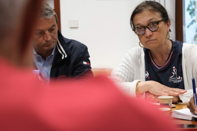 L'Adjoint aux Sports, Patrick LEGROS, reçoit des invités prestigieux ce jeudi 25 mai 2023 à l’Hôtel de Ville. La Présidente de la Fédération française de hockey, Isabelle JOUIN, le vice-président en charge du développement, Yves RÉGNIER, et la cadre technique, Géraldine BONENFANT, viennent échanger sur le développement de ce sport sur le territoire mais aussi à l’échelle de La Réunion.