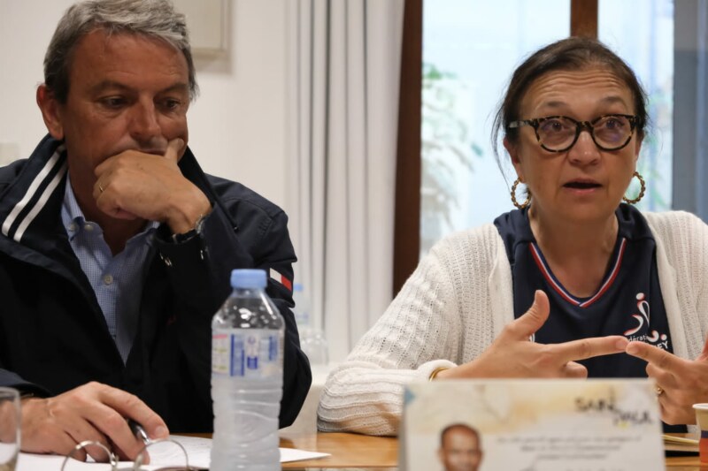 L'Adjoint aux Sports, Patrick LEGROS, reçoit des invités prestigieux ce jeudi 25 mai 2023 à l’Hôtel de Ville. La Présidente de la Fédération française de hockey, Isabelle JOUIN, le vice-président en charge du développement, Yves RÉGNIER, et la cadre technique, Géraldine BONENFANT, viennent échanger sur le développement de ce sport sur le territoire mais aussi à l’échelle de La Réunion.