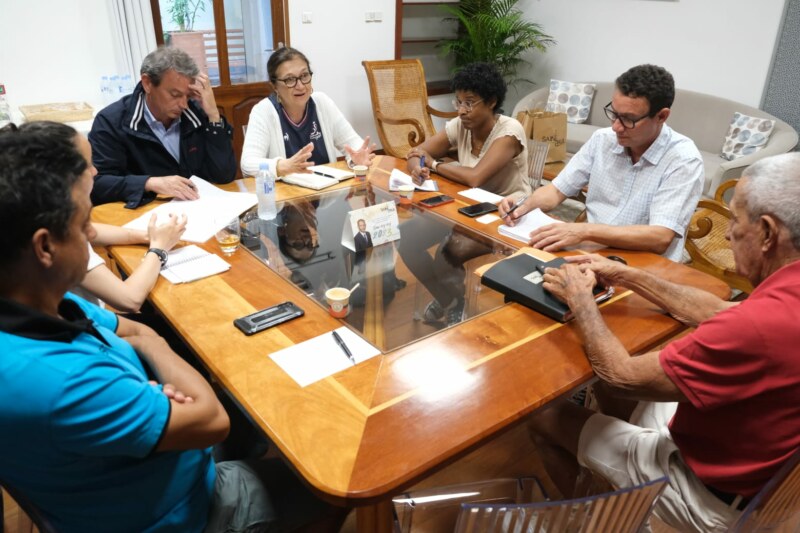 L'Adjoint aux Sports, Patrick LEGROS, reçoit des invités prestigieux ce jeudi 25 mai 2023 à l’Hôtel de Ville. La Présidente de la Fédération française de hockey, Isabelle JOUIN, le vice-président en charge du développement, Yves RÉGNIER, et la cadre technique, Géraldine BONENFANT, viennent échanger sur le développement de ce sport sur le territoire mais aussi à l’échelle de La Réunion.