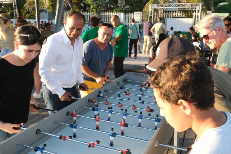 Le Maire de Saint-Paul, Emmanuel SÉRAPHIN, l’Adjoint aux Sports, Patrick LEGROS, l’Adjointe au Bassin de vie de Saint-Gilles-les-Bains, Virginie SALLÉ, les Adjoints, Sébastien GUYON et Jean-Noël, JEAN-BAPTISTE, reçoivent un champion du monde et d’Europe de foot ce samedi à l’esplanade des Roches Noires !