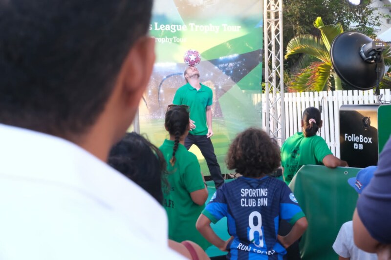 Le Maire de Saint-Paul, Emmanuel SÉRAPHIN, l’Adjoint aux Sports, Patrick LEGROS, l’Adjointe au Bassin de vie de Saint-Gilles-les-Bains, Virginie SALLÉ, les Adjoints, Sébastien GUYON et Jean-Noël, JEAN-BAPTISTE, reçoivent un champion du monde et d’Europe de foot ce samedi à l’esplanade des Roches Noires !