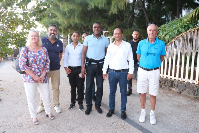 Le Maire de Saint-Paul, Emmanuel SÉRAPHIN, l’Adjoint aux Sports, Patrick LEGROS, l’Adjointe au Bassin de vie de Saint-Gilles-les-Bains, Virginie SALLÉ, les Adjoints, Sébastien GUYON et Jean-Noël, JEAN-BAPTISTE, reçoivent un champion du monde et d’Europe de foot ce samedi à l’esplanade des Roches Noires !