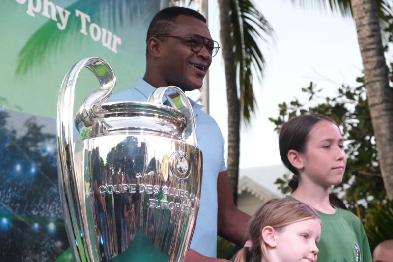 Le Maire de Saint-Paul, Emmanuel SÉRAPHIN, l’Adjoint aux Sports, Patrick LEGROS, l’Adjointe au Bassin de vie de Saint-Gilles-les-Bains, Virginie SALLÉ, les Adjoints, Sébastien GUYON et Jean-Noël, JEAN-BAPTISTE, reçoivent un champion du monde et d’Europe de foot ce samedi à l’esplanade des Roches Noires !