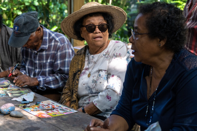 Saint-Paul, Ville Amie des Aînés, propose une nouvelle sortie culturelle dédiée aux séniors Ô Jardin de Paulo, au Tour des Roches, ce mercredi 31 mai 2023. Visite du jardin, fabrication de bougies en cire d'abeille, dégustation de gâteau péi et infusion... Une fois encore, le programme proposé a fait le bonheur de nos plus anciens.