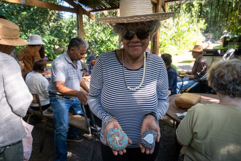 Saint-Paul, Ville Amie des Aînés, propose une nouvelle sortie culturelle dédiée aux séniors Ô Jardin de Paulo, au Tour des Roches, ce mercredi 31 mai 2023. Visite du jardin, fabrication de bougies en cire d'abeille, dégustation de gâteau péi et infusion... Une fois encore, le programme proposé a fait le bonheur de nos plus anciens.