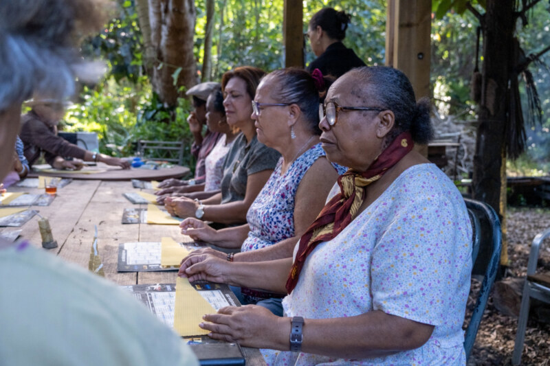 Saint-Paul, Ville Amie des Aînés, propose une nouvelle sortie culturelle dédiée aux séniors Ô Jardin de Paulo, au Tour des Roches, ce mercredi 31 mai 2023. Visite du jardin, fabrication de bougies en cire d'abeille, dégustation de gâteau péi et infusion... Une fois encore, le programme proposé a fait le bonheur de nos plus anciens.