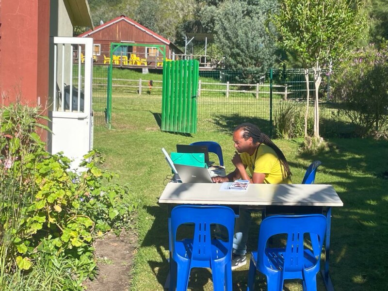 Les premières permanences des travailleurs sociaux du Centre Communal d’Action Sociale de Saint-Paul viennent de se tenir à Mafate ce lundi 15 mai 2023. Cette démarche d’ultra-proximité permet aux habitants du cirque de rencontrer directement dans les îlets les équipes chargées de l’accompagnement social.