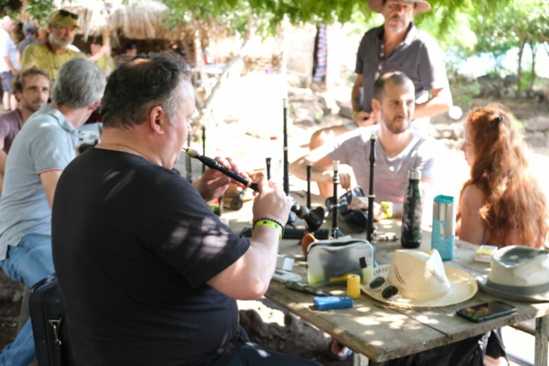 La Fête de la Bretagne continue de rayonner sur le territoire de Saint-Paul, Ville d’Art et d’Histoire ! Découvrez les photos prises à l’emblématique chemin pavé Bellemène où se déroule ce dimanche 21 mai 2023 une rencontre musicale entre des musiciens et des groupes réunionnais mais aussi bretons autour de la bombarde, de la clarinette et de bien d’autres instruments.