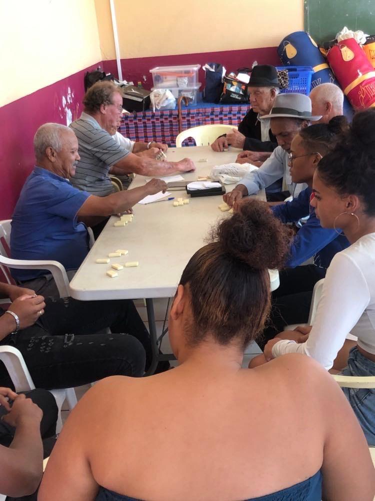 Dans le cadre du déploiement d’actions destinées “bien vieillir”, le local du Guillaume situé en dessous de la Mairie annexe a accueilli, le mardi 9 mai 2023, de 13 à 16 heures, une rencontre intergénérationnelle dédiée au bien-être entre les jeunes de la Maison Familiale et Rurale (MFR) de La Saline et des séniors du club Joie de Vivre.