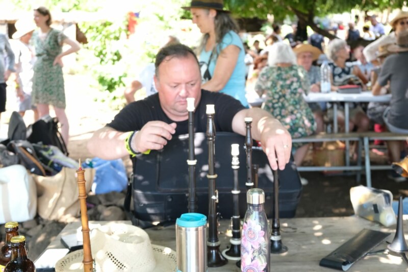 La Fête de la Bretagne continue de rayonner sur le territoire de Saint-Paul, Ville d’Art et d’Histoire ! Découvrez les photos prises à l’emblématique chemin pavé Bellemène où se déroule ce dimanche 21 mai 2023 une rencontre musicale entre des musiciens et des groupes réunionnais mais aussi bretons autour de la bombarde, de la clarinette et de bien d’autres instruments.