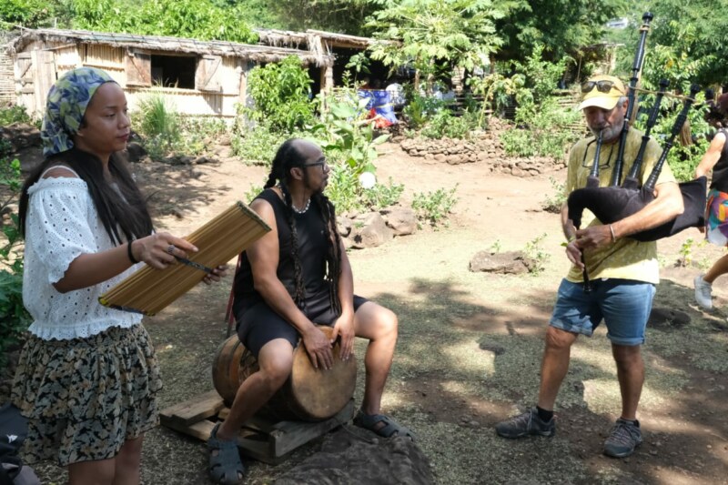 La Fête de la Bretagne continue de rayonner sur le territoire de Saint-Paul, Ville d’Art et d’Histoire ! Découvrez les photos prises à l’emblématique chemin pavé Bellemène où se déroule ce dimanche 21 mai 2023 une rencontre musicale entre des musiciens et des groupes réunionnais mais aussi bretons autour de la bombarde, de la clarinette et de bien d’autres instruments.
