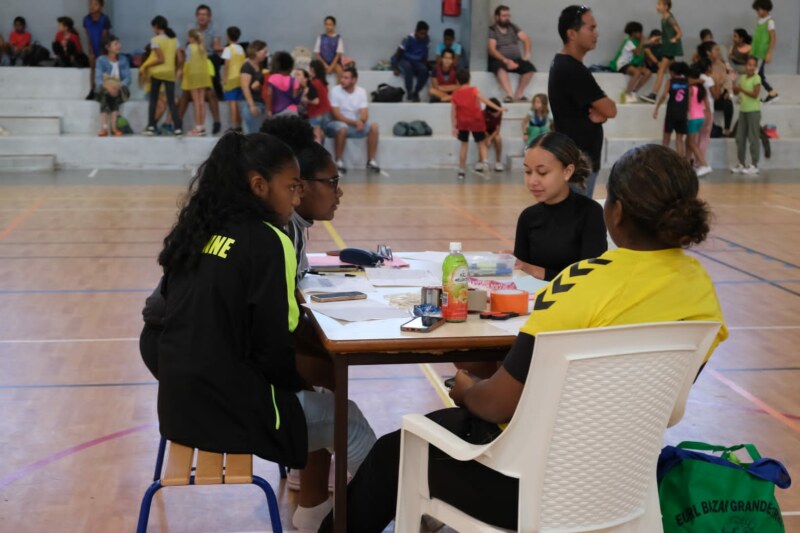 Un grand tournoi inter-écoles se déroule à l’enceinte sportive du lycée professionnel de Vue Belle. Un bel événement organisé ce jeudi 29 juin 2023. 300 marmay des écoles primaires et élémentaires du Mont Roquefeuil, de Villèle, de la Saline (Jean-ALBANY et Aliette-HORTENSE) viennent transpirer dans une belle ambiance.