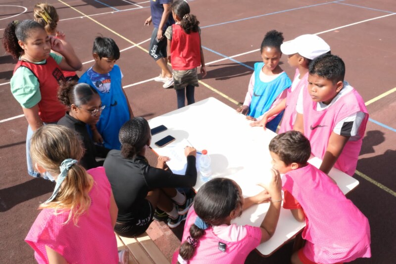 Un grand tournoi inter-écoles se déroule à l’enceinte sportive du lycée professionnel de Vue Belle. Un bel événement organisé ce jeudi 29 juin 2023. 300 marmay des écoles primaires et élémentaires du Mont Roquefeuil, de Villèle, de la Saline (Jean-ALBANY et Aliette-HORTENSE) viennent transpirer dans une belle ambiance.