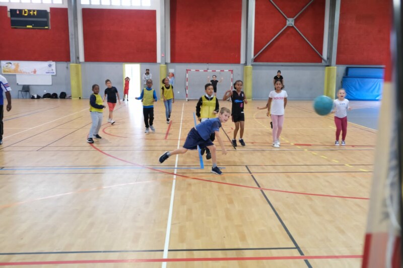 Un grand tournoi inter-écoles se déroule à l’enceinte sportive du lycée professionnel de Vue Belle. Un bel événement organisé ce jeudi 29 juin 2023. 300 marmay des écoles primaires et élémentaires du Mont Roquefeuil, de Villèle, de la Saline (Jean-ALBANY et Aliette-HORTENSE) viennent transpirer dans une belle ambiance.