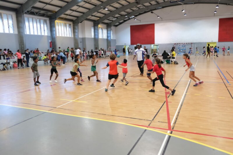Un grand tournoi inter-écoles se déroule à l’enceinte sportive du lycée professionnel de Vue Belle. Un bel événement organisé ce jeudi 29 juin 2023. 300 marmay des écoles primaires et élémentaires du Mont Roquefeuil, de Villèle, de la Saline (Jean-ALBANY et Aliette-HORTENSE) viennent transpirer dans une belle ambiance.