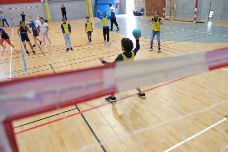 Un grand tournoi inter-écoles se déroule à l’enceinte sportive du lycée professionnel de Vue Belle. Un bel événement organisé ce jeudi 29 juin 2023. 300 marmay des écoles primaires et élémentaires du Mont Roquefeuil, de Villèle, de la Saline (Jean-ALBANY et Aliette-HORTENSE) viennent transpirer dans une belle ambiance.