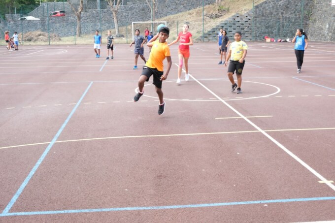 Un grand tournoi inter-écoles se déroule à l’enceinte sportive du lycée professionnel de Vue Belle. Un bel événement organisé ce jeudi 29 juin 2023. 300 marmay des écoles primaires et élémentaires du Mont Roquefeuil, de Villèle, de la Saline (Jean-ALBANY et Aliette-HORTENSE) viennent transpirer dans une belle ambiance.