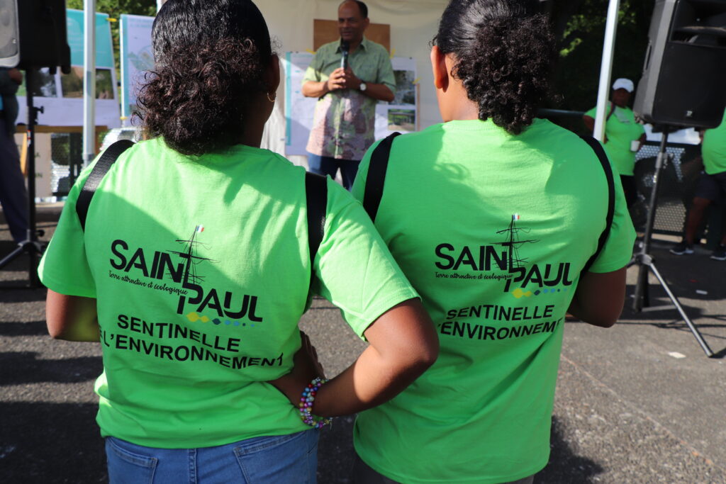 Des citoyens Saint-Paulois, des membres d'une dizaine d’associations du quartier de Grande Fontaine, des marmay, des gramouns, le Maire de Saint-Paul, Emmanuel SÉRAPHIN, et les élues du Conseil Municipal réalisent les premières plantations du projet d’aménagement touristique et paysager de la ravine Bernica ce vendredi 21 juillet 2023.