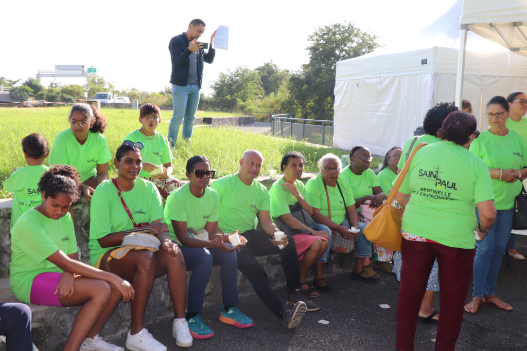 Des citoyens Saint-Paulois, des membres d'une dizaine d’associations du quartier de Grande Fontaine, des marmay, des gramouns, le Maire de Saint-Paul, Emmanuel SÉRAPHIN, et les élues du Conseil Municipal réalisent les premières plantations du projet d’aménagement touristique et paysager de la ravine Bernica ce vendredi 21 juillet 2023.