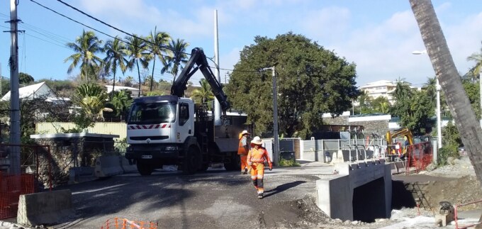 Le Programme de Renouvellement Urbain de Saint-Gilles-les-Bains continue d'avancer. Le nouveau pont destiné à franchir la Ravine Carosse ouvrira temporairement à partir du mercredi 19 juillet 2023 pour les véhicules motorisés en direction des restaurants Sergio Burger et Dragon Bowls et vers la Discothèque des Roches noires. Le cheminement pour les piétons et les vélos reste inchangé grâce à la passerelle installé pendant toute la durée des travaux.