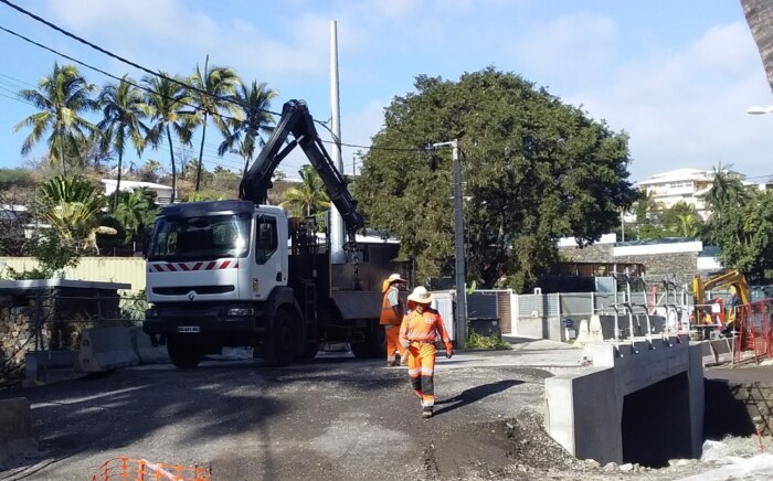 Le Programme de Renouvellement Urbain de Saint-Gilles-les-Bains continue d'avancer. Le nouveau pont destiné à franchir la Ravine Carosse ouvrira temporairement à partir du mercredi 19 juillet 2023 pour les véhicules motorisés en direction des restaurants Sergio Burger et Dragon Bowls et vers la Discothèque des Roches noires. Le cheminement pour les piétons et les vélos reste inchangé grâce à la passerelle installé pendant toute la durée des travaux.