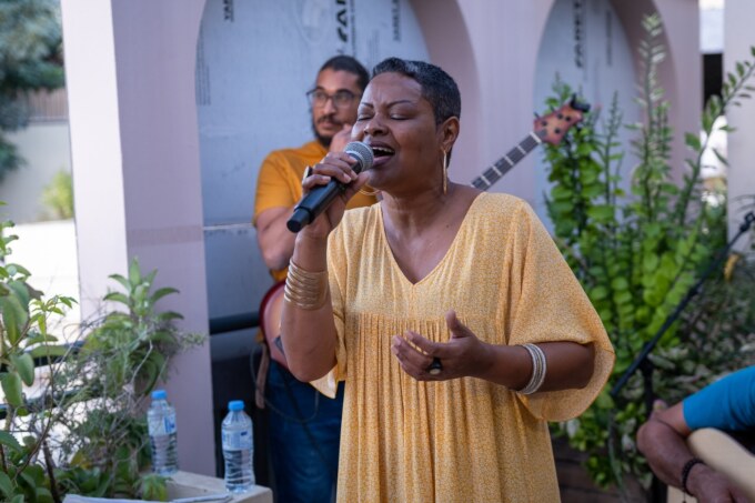 La médiathèque de Saint-Gilles-les-Bains accueille l’exposition itinérante «In fonnkèr pou mon komune » réalisée par l’École Artistique Intercommunale de l’Ouest ce vendredi 30 juin 2023. La Vice-présidente du TCO en charge de la Culture, Roxanne PAUSE-DAMOUR, , également Conseillère municipale de Saint-Paul, participe à cet événement.