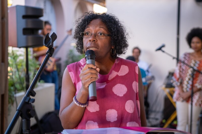 La médiathèque de Saint-Gilles-les-Bains accueille l’exposition itinérante «In fonnkèr pou mon komune » réalisée par l’École Artistique Intercommunale de l’Ouest ce vendredi 30 juin 2023. La Vice-présidente du TCO en charge de la Culture, Roxanne PAUSE-DAMOUR, , également Conseillère municipale de Saint-Paul, participe à cet événement.