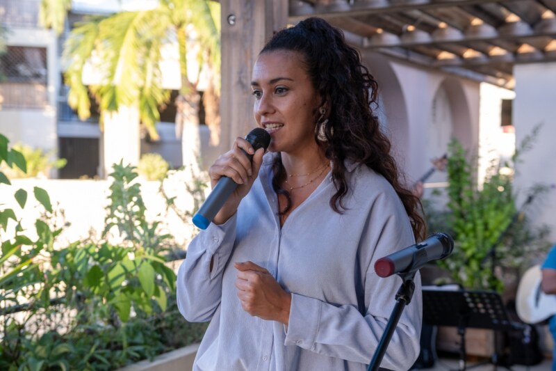 La médiathèque de Saint-Gilles-les-Bains accueille l’exposition itinérante «In fonnkèr pou mon komune » réalisée par l’École Artistique Intercommunale de l’Ouest ce vendredi 30 juin 2023. La Vice-présidente du TCO en charge de la Culture, Roxanne PAUSE-DAMOUR, , également Conseillère municipale de Saint-Paul, participe à cet événement.