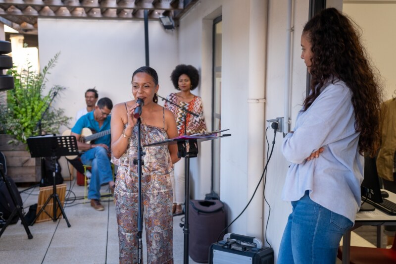 La médiathèque de Saint-Gilles-les-Bains accueille l’exposition itinérante «In fonnkèr pou mon komune » réalisée par l’École Artistique Intercommunale de l’Ouest ce vendredi 30 juin 2023. La Vice-présidente du TCO en charge de la Culture, Roxanne PAUSE-DAMOUR, , également Conseillère municipale de Saint-Paul, participe à cet événement.